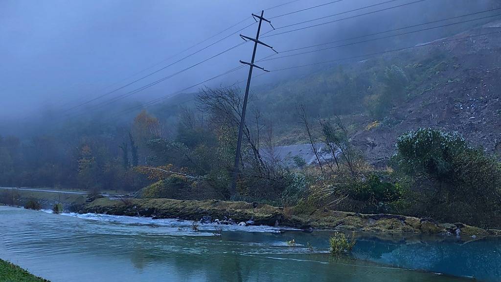 Hangrutsch staut Linthkanal bei Glarus Nord leicht auf