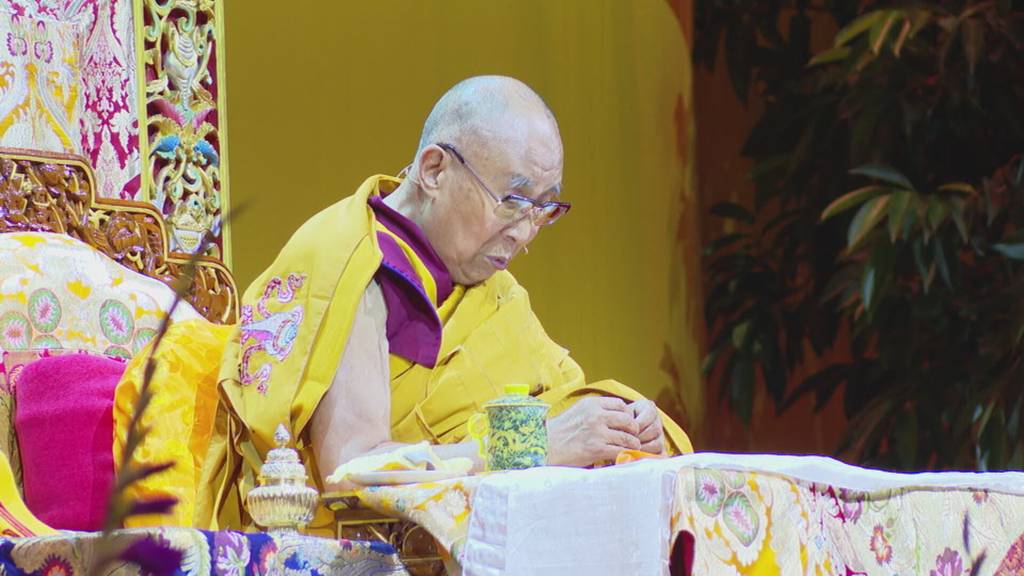 Dalai Lama spricht vor ausverkauftem Hallenstadion