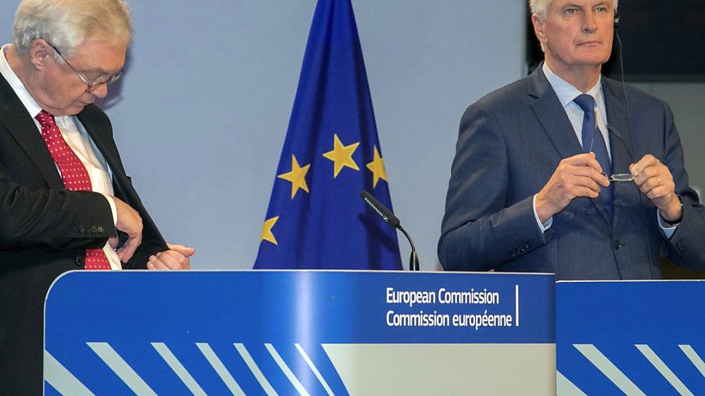 Kaum Fortschritte nach der fünfte Brexit-Verhandlungsrunde: EU-Chefunterhändler Michel Barnier (rechts) hat am Donnerstag in Brüssel bei der Fragen der Schlussrechnung gar von einer «Blockade» gesprochen. Sein britischer Gegenspieler David Davis sah hingegen «bedeutende Fortschritte seit Juni».