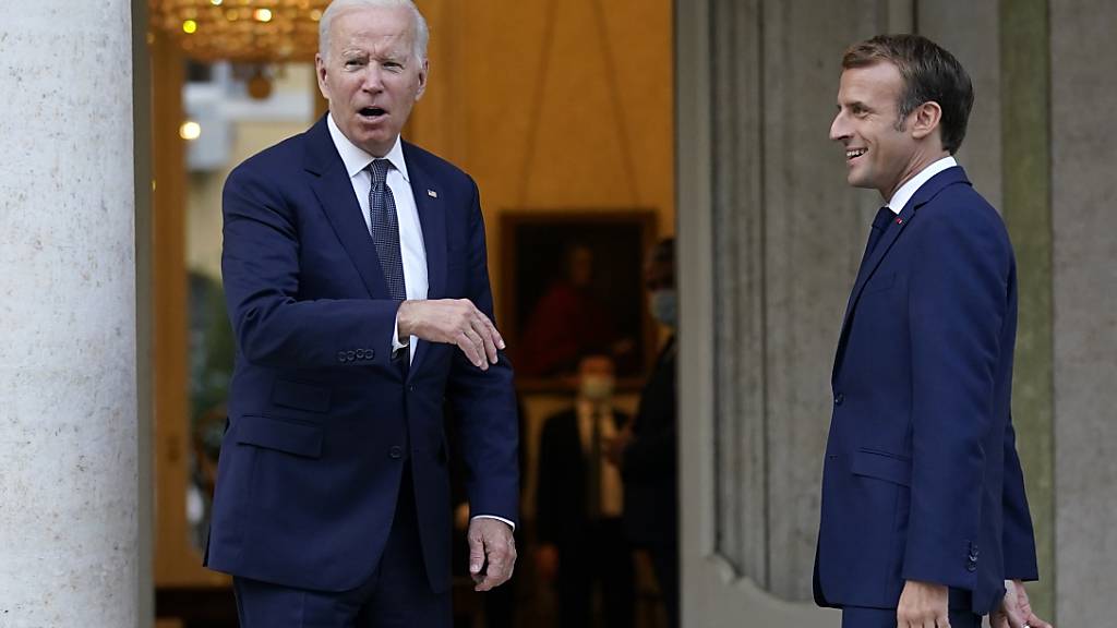 Joe Biden (l), Präsident der USA und Emmanuel Macron, Präsident von Frankreich, kommen zu einem gemeinsamen Treffen in die Villa Bonaparte. Foto: Evan Vucci/AP/dpa