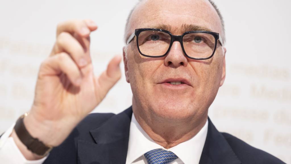 Mit einer befristeten Erhöhung der Mehrwertsteuer sollen laut Verteidigungsminister Martin Pfister die Mehrausgaben für die Sicherheit in der Schweiz gedeckt werden.