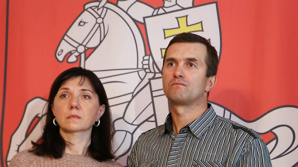 Die Eltern des entführten und inhaftierten belarussischen Bloggers Roman Protassewitsch, Natalia Protassewitsch und Dmitri Protassewitsch, stehen bei einer Pressekonferenz. Foto: Doris Heimann/dpa