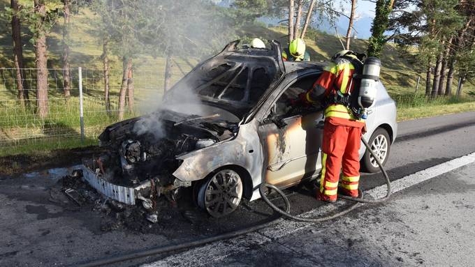 Auto fängt auf A13 bei Salez Feuer