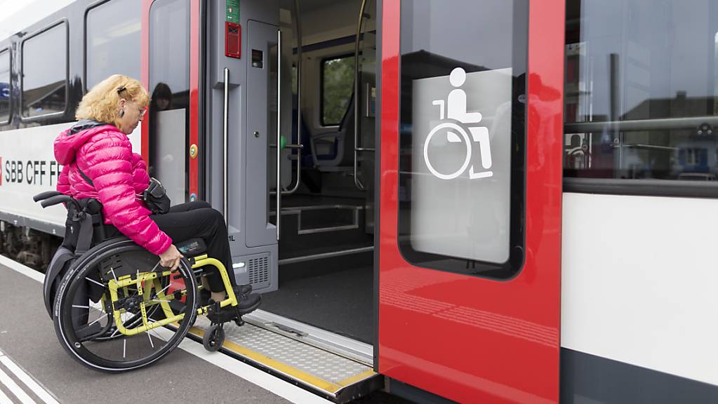 Von den Anpassungen beim Bahnhof Nebikon sollen künftig beispielsweise Reisende im Rollstuhl profitieren. (Symbolbild)