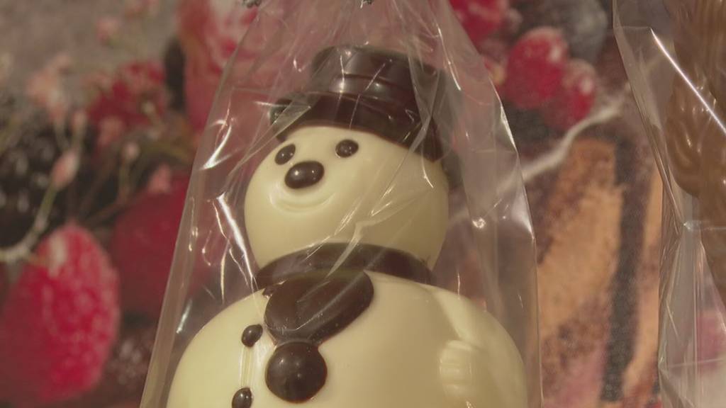 Sarah Gosteli aus Täuffelen giesst Schokoladenfiguren