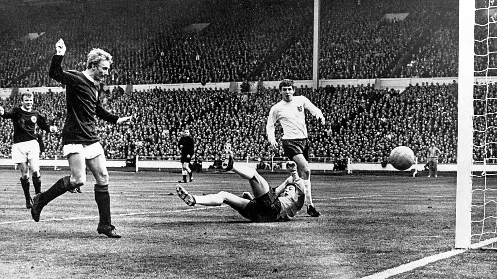 Dennis Law am 15. April 1967 bei seinem Treffer gegen England im gewonnenen EM-Qualifikationsspiel (3:2) im Londoner Wembley-Stadion