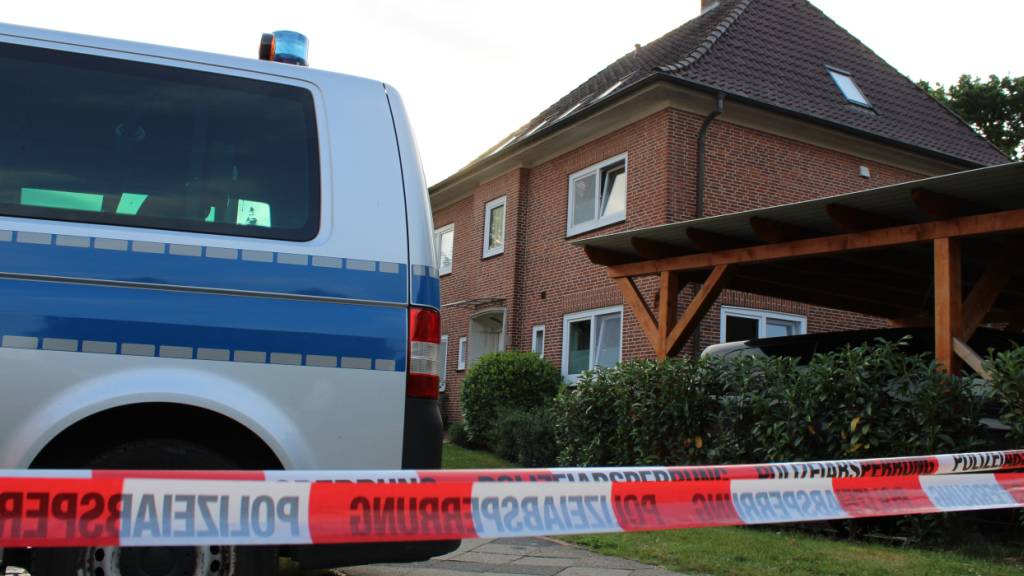 Ein Polizeiauto steht nahe einem Gebäude einer Jugendeinrichtung. In der Einrichtung waren gestern mehrere Menschen durch Schüsse gestorben. Foto: Kai Moorschlatt/dpa