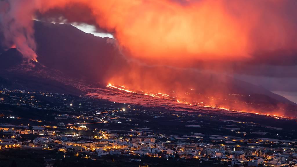 Der Vulkan gibt keine Ruhe: Asche- und Lavawolken kommen aus dem Vulkan Cumbre Vieja auf La Palma. Foto: Kike Rincón/EUROPA PRESS/dpa