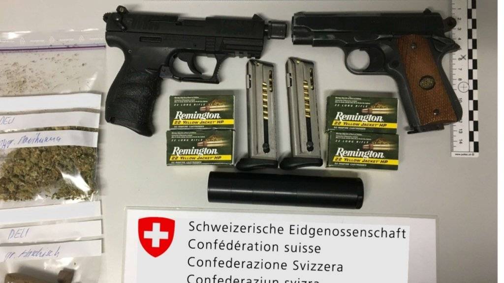 Ungewöhnliche Campingausrüstung: Die Grenzwacht in Graubünden entdeckte zwei Pistolen in einem Wohnmobil sowie Marihuana und Haschisch.