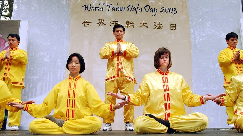 Falun Dafa – das steckt hinter der Bewegung, die am HB Zürich Flyer verteilt