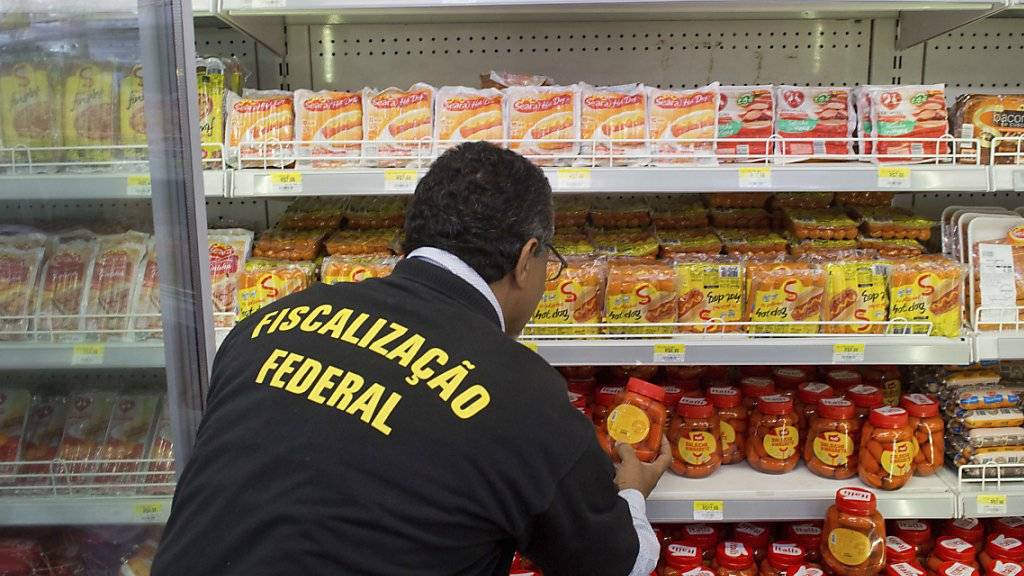 Inspektion in einem Geschäft in Brasília: Nach dem Fleischskandal im südamerikanischen Land dringt die EU offenbar auf einen Exportstopp.