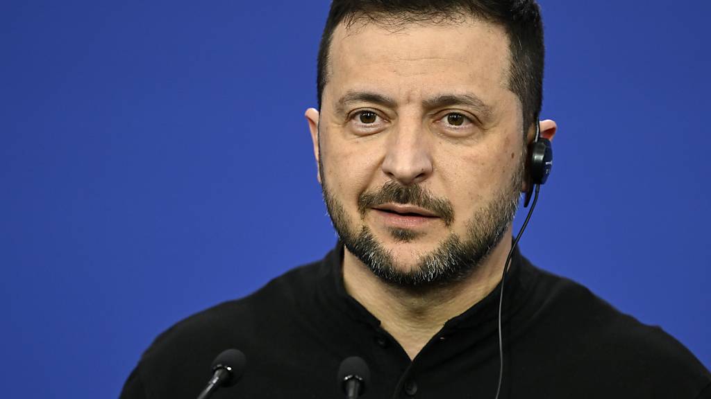 Wolodymyr Selenskyj, Präsident der Ukraine, nimmt an einer Pressekonferenz während des Gipfeltreffens der Europäischen Politischen Gemeinschaft (EPG) in der Puskas-Arena teil. Foto: Denes Erdos/AP/dpa