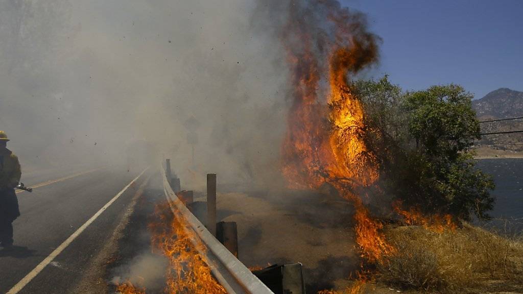 Kampf dem Feuer am Ufer des Lake Isabella in Kalifornien: Bei schweren Busch- und Waldbränden sterben mindestens zwei Menschen.