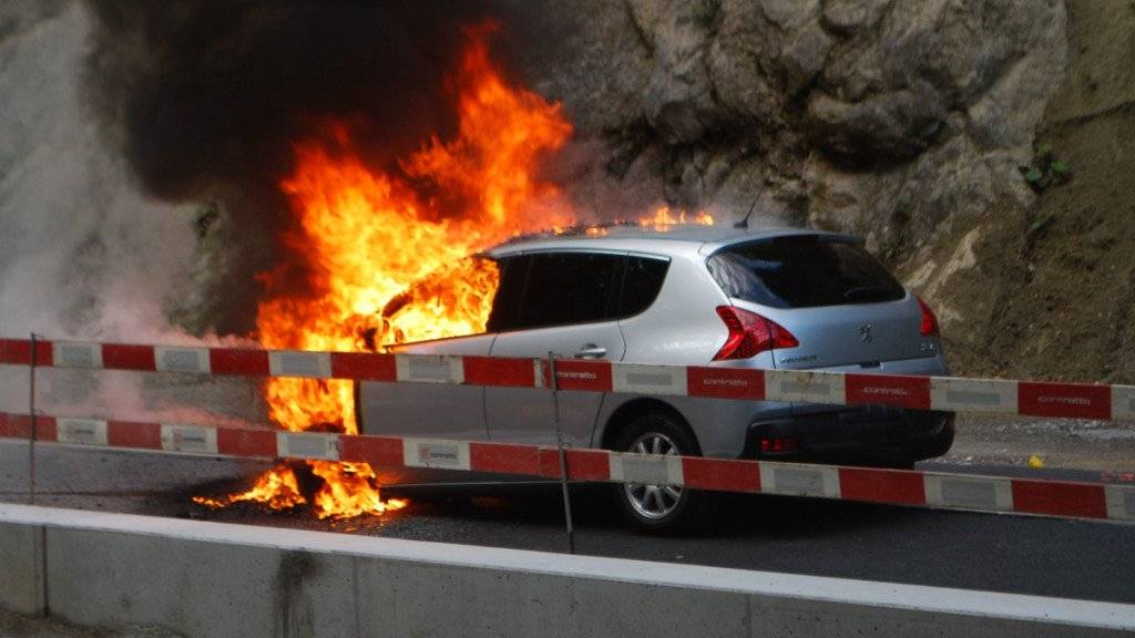 Ein Auto, das vor einem Rotlicht mit ausgeschaltetem Motor wartete, ist in Adligenswil in Brand geraten.