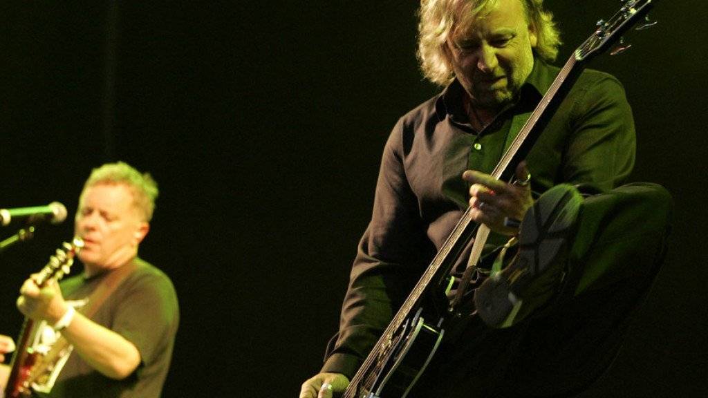 Der letzte Auftritt mit seiner früheren Band New Order liegt lange zurück: Als nächstes wird Bassist Peter Hook (rechts) seine ehemaligen Kumpels wohl vor Gericht wieder treffen (Archiv).