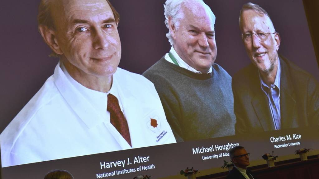 V.l.n.r. Harvey J. Alter, Michael Houghton und Charles M. Rice, die drei diesjährigen Nobel-Preisträger für Medizin, die für die Entdeckung des Hepatitis-C-Virus' ausgezeichnet werden. Die Verkündigung fand heuer wegen Corona ohne Publikum statt.