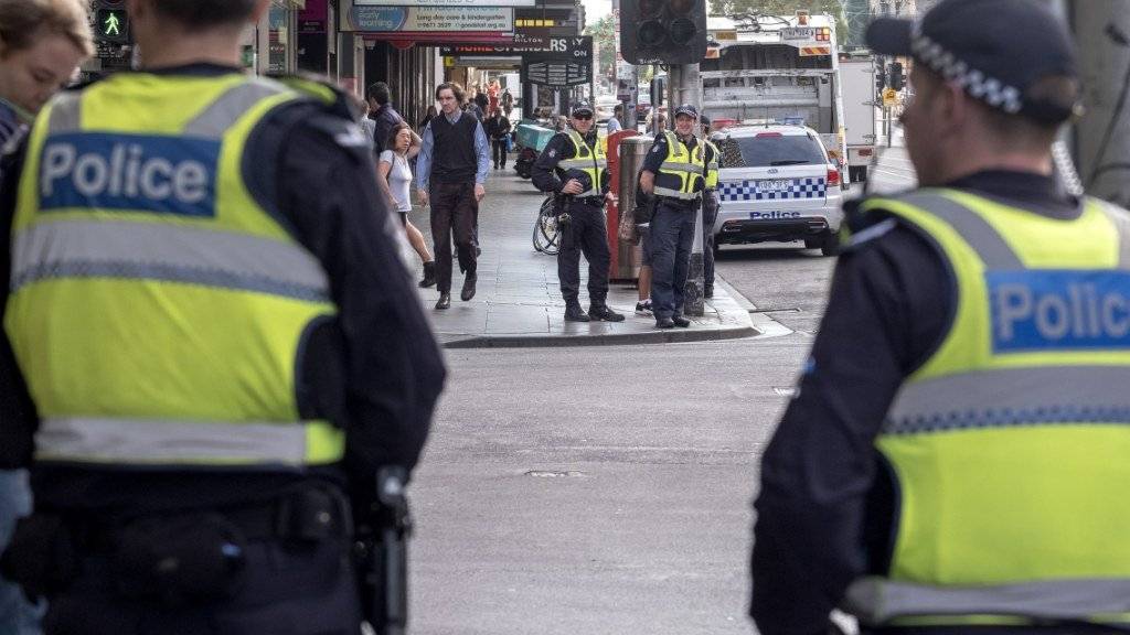 Polizisten am Tatort einen Tag nach der Tat: Allmählich kehrt in der Einkaufsstrasse wieder Ruhe ein.
