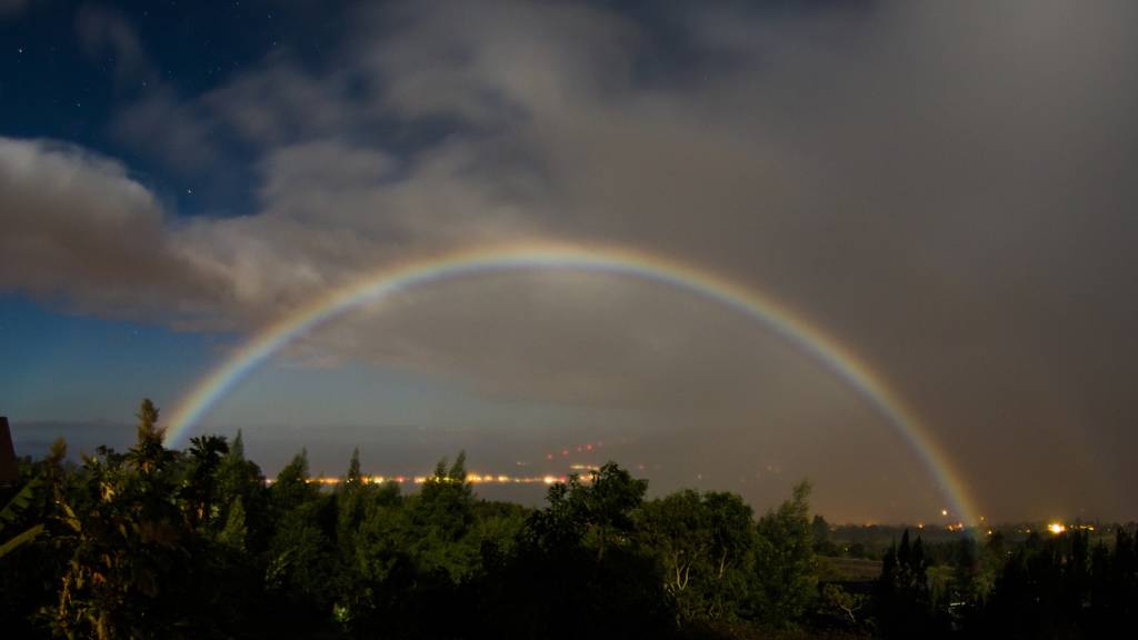 Moonbow,_Kula,_Hawaii.