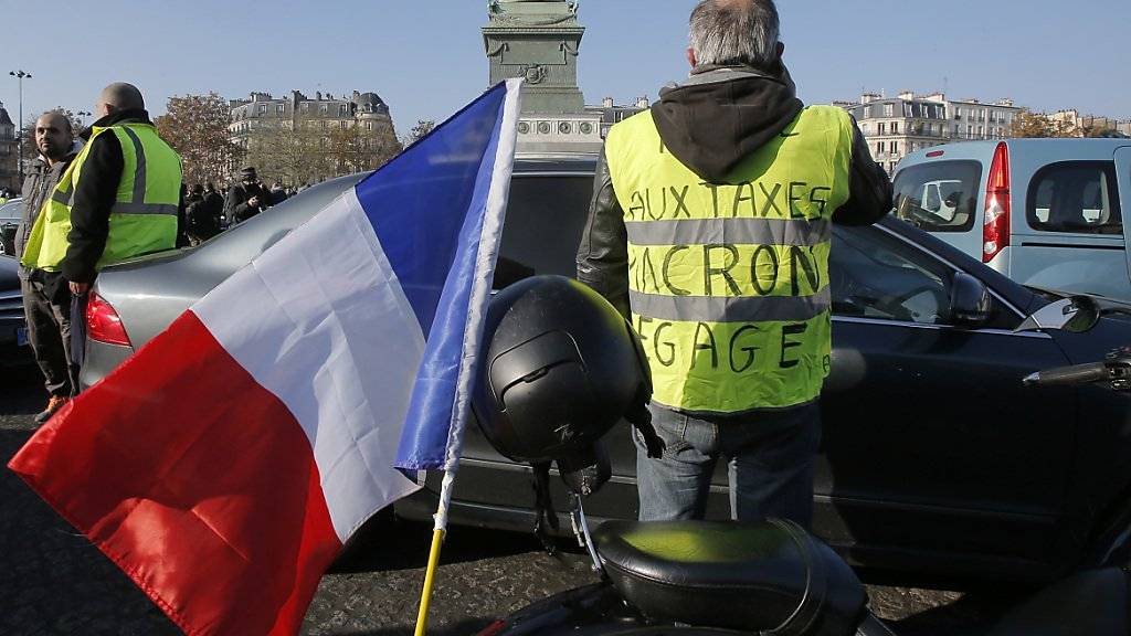 Die Demonstranten nennen sich «Gilets Jaunes». Mehr als 2000 Protestaktionen gab es offiziellen Angaben zufolge, so auch hier auf der Place de la Bastille in Paris.