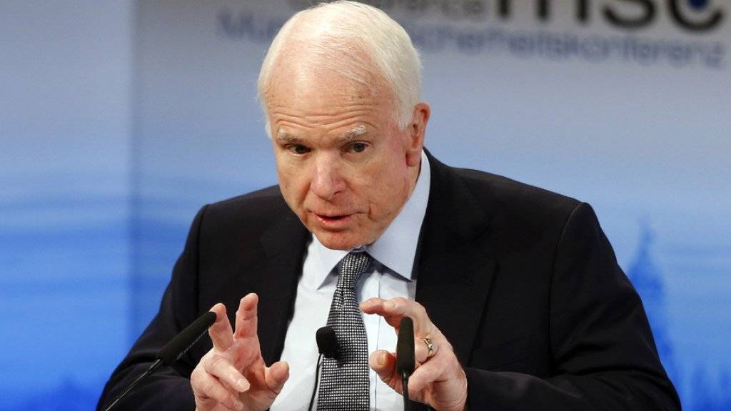 Der einflussreiche US-Senator John McCain glaubt nicht an die Umsetzung der Syrien-Vereinbarung. An der Münchner Sicherheitskonferenz kritisiert er den russischen Präsidenten Wladimir Putin.