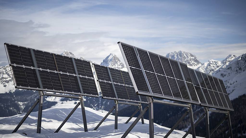 Blick auf die Testanlage «Tschers» des geplanten Grossprojektes Nandro-Solar des Elektrizitätswerks der Stadt Zürich. Die Gemeindeversammlung von Surses GR lehnte die Solar-Grossanlage am Montagabend ab.