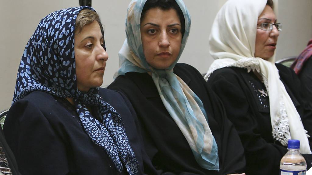 ARCHIV - Der Friedensnobelpreis 2023 wurde an Narges Mohammadi (M) für ihren Kampf gegen die Unterdrückung von Frauen im Iran verliehen. Foto: Vahid Salemi/AP/dpa