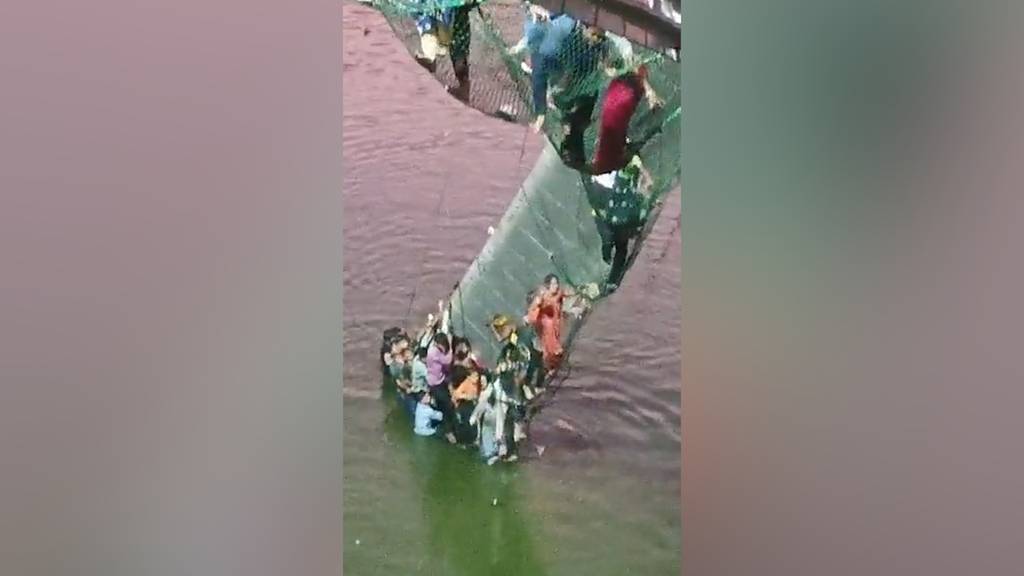 Über 130 Menschen sterben bei Einsturz einer Hängebrücke