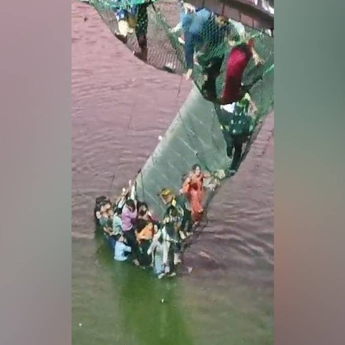 Über 130 Menschen sterben bei Einsturz einer Hängebrücke