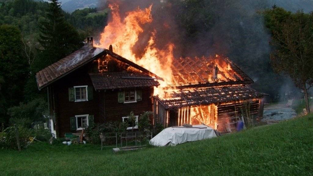 Wohnhaus und Stall in Schiers GR waren nicht mehr zu retten und wurden ein Raub der Flammen.