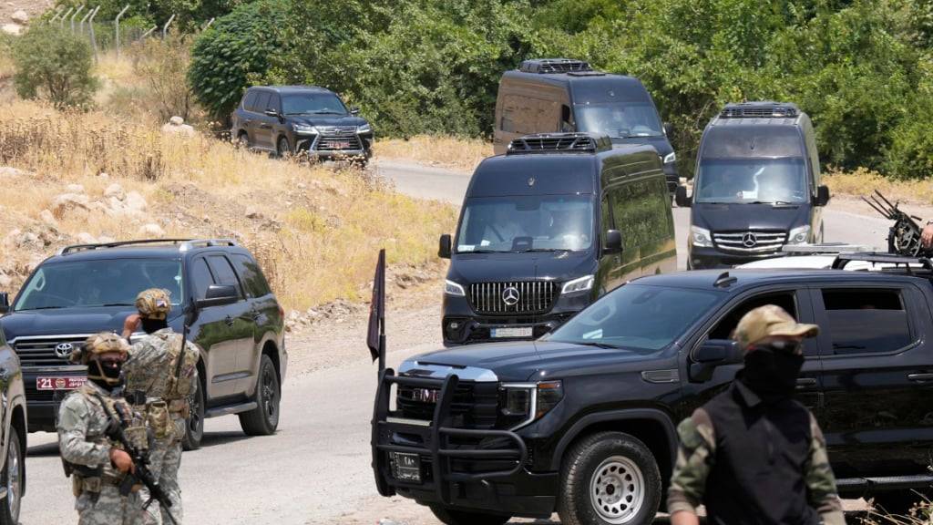Sicherheitskräfte der kurdischen Regionalverwaltung sichern das Gebiet der Jasana-Höhle vor einer symbolischen Entwaffnungszeremonie der separatistischen PKK-Gruppe im Rahmen des Friedensprozesses mit der Türkei. Foto: Hadi Mizban/AP/dpa