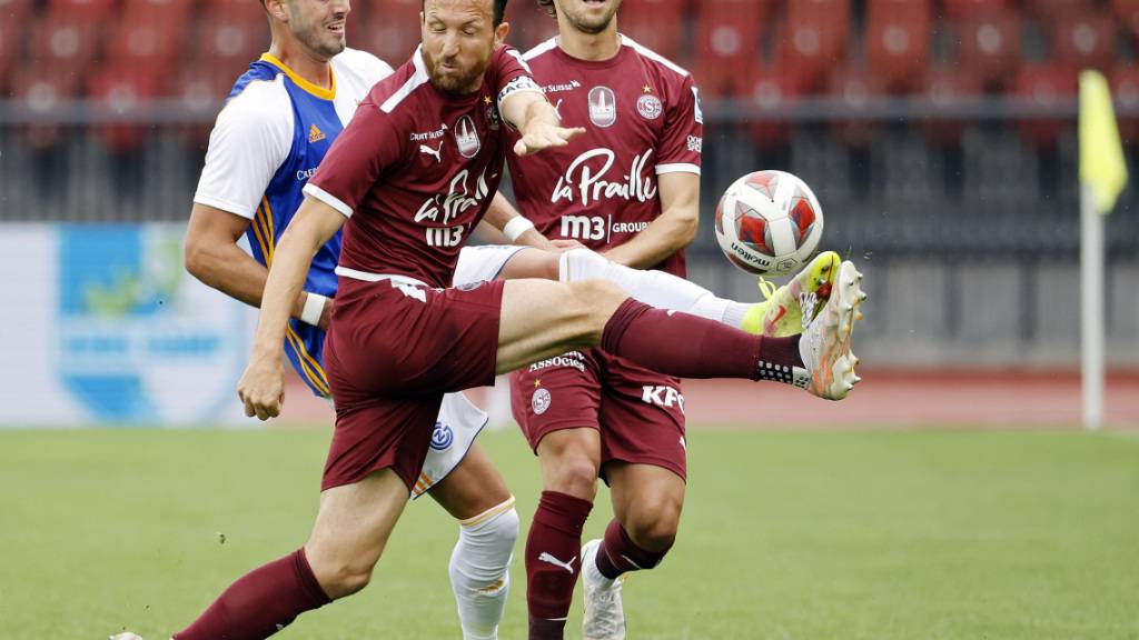 Aufsteiger GC holt gegen den letztjährigen Dritten Servette einen Punkt: Torschütze Leonardo Campana (links) behauptet sich gegen zwei Servettiens