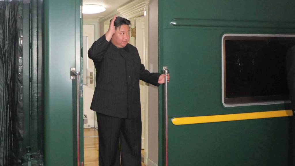 HANDOUT - Auf diesem am 12. September 2023 zur Verfügung gestellten Bild der zentralen nordkoreanischen Nachrichtenagentur KCNA winkt Kim Jong-un, Machthaber von Nordkorea, aus der Tür seines Zuges am Bahnhof von Pjöngjang am Nachmittag des 10. Septembers 2023. Kim hat sich mit seinem gepanzerten Zug auf die Reise gemacht, um den russischen Präsidenten Putin in Russland bei einem «offiziellen Besuch» zu treffen. Das Bild wurde von der staatlichen nordkoreanischen Nachrichtenagentur KCNA zur Verfügung gestellt. Sein Inhalt kann nicht unabhängig verifiziert werden. Foto: -/kcna/dpa - ACHTUNG: Nur zur redaktionellen Verwendung und nur mit vollständiger Nennung des vorstehenden Credits