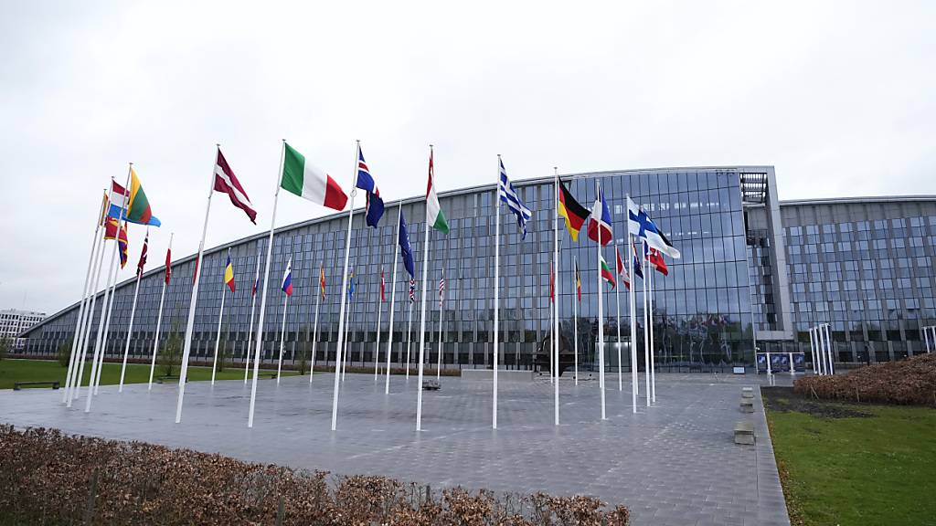 ARCHIV - Die Flaggen der NATO-Mitgliedsstaaten flattern im Wind vor dem NATO-Hauptquartier. Foto: Virginia Mayo/AP/dpa