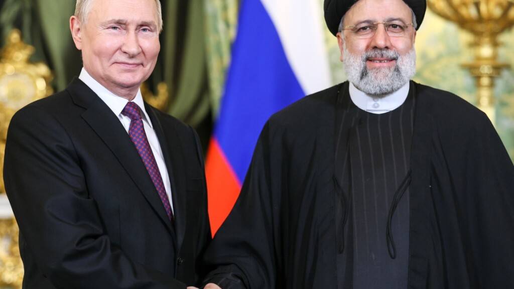 FILED - Kremlchef Wladimir Putin (l) und der iranische Präsident Ebrahim Raisi bei einem Treffen im Dezember 2023. Photo: -/Kremlin/dpa
