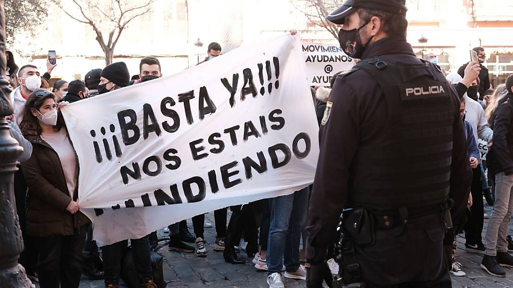 «Schluss damit, ihr ruiniert uns» steht auf einem Banner, das Demonstranten während einer Kundgebung vor dem Consolat de Mar in Palma de Mallorca halten, dem Sitz der Regierung der Balearen. Foto: Isaac Buj/EUROPA PRESS/dpa
