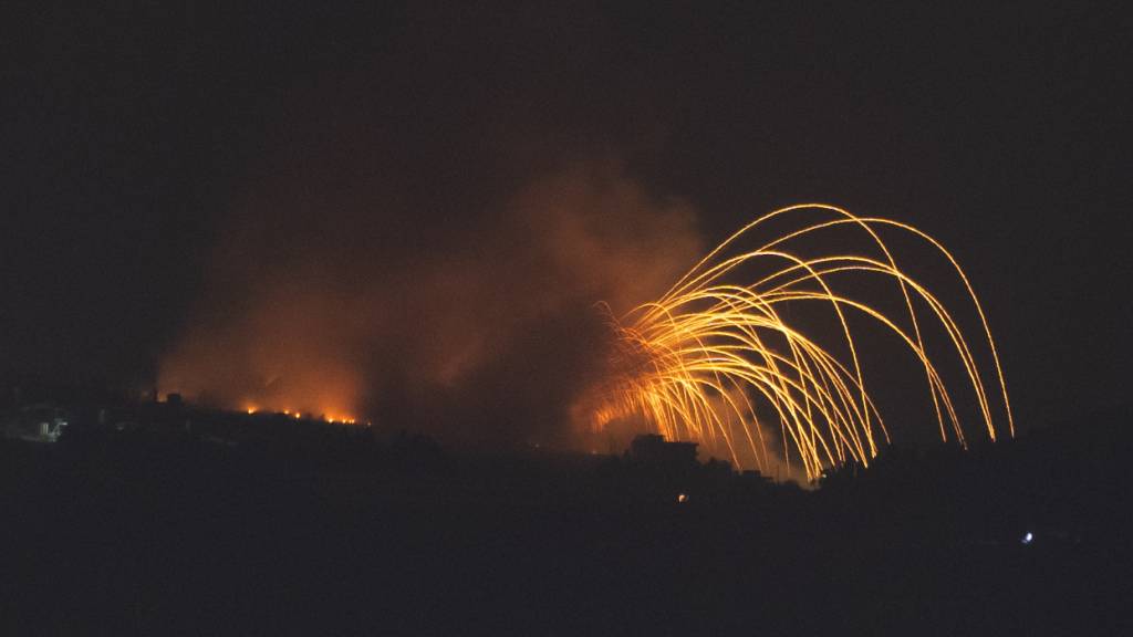 Israelischer Granatenbeschuss trifft ein Gebiet im Südlibanon, von Nordisrael aus gesehen. Foto: Leo Correa/AP/dpa