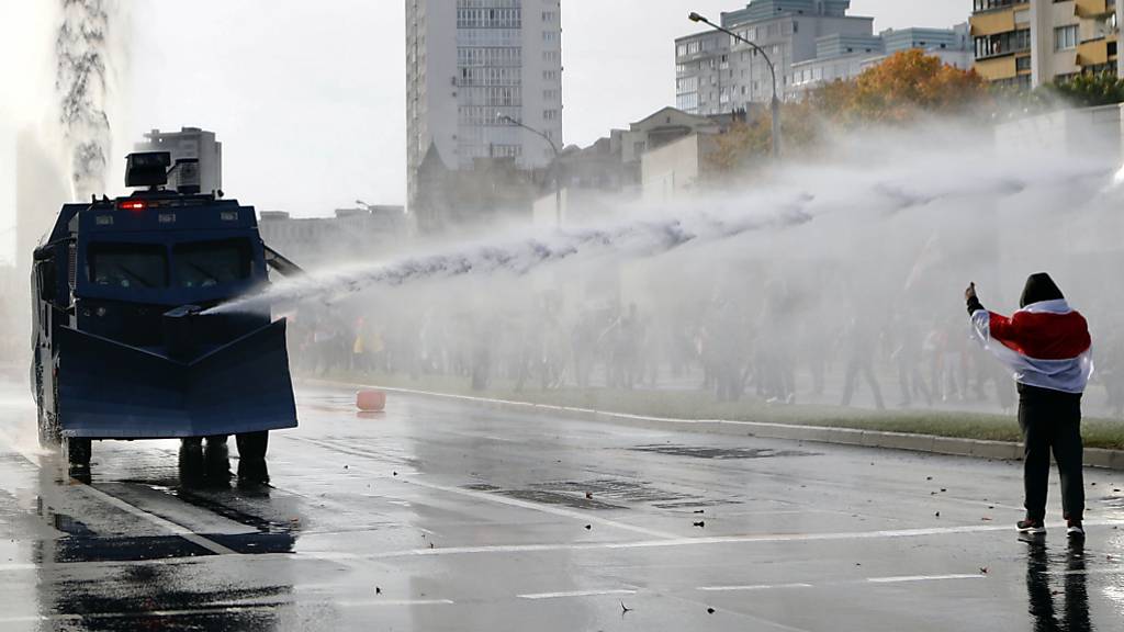 Polizisten setzten in Minsk einen Wasserwerfer gegen Demonstranten ein. Trotz eines Grossaufgebots an Sicherheitskräften haben hunderttausend Menschen gegen den autoritären Staatschef Lukaschenko demonstriert.