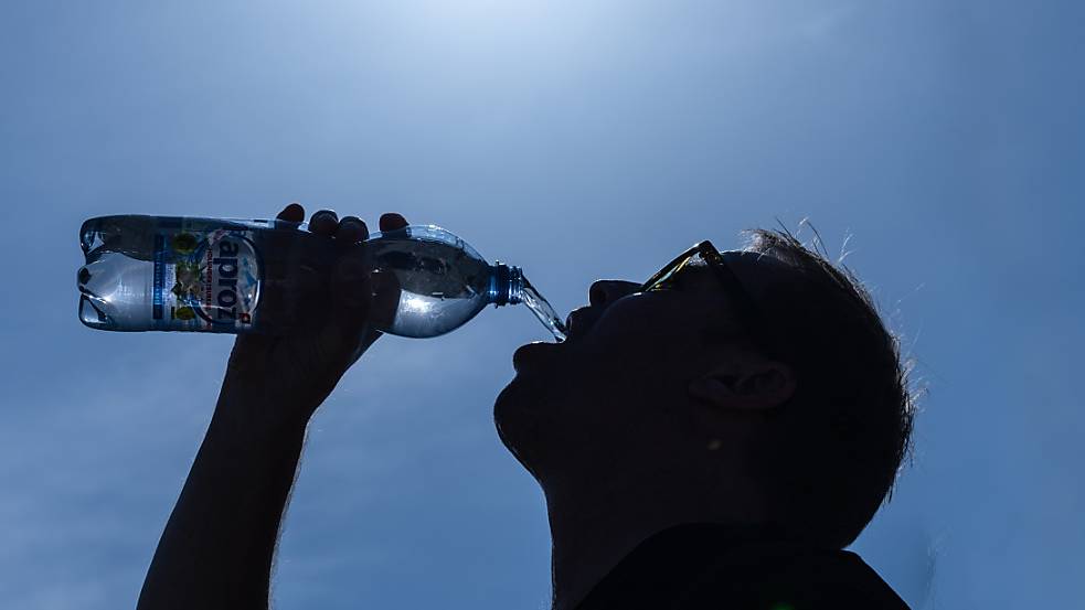 Bei der gegenwärtigen Hitze bleibt nur eins: viel trinken. Sonst kann der Körper nicht genügend schwitzen. (Symbolbild)