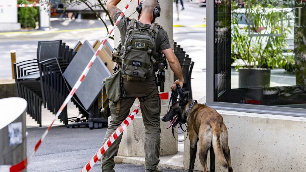 Polizist einer Spezialeinheit nach der Bankomaten-Sprengung in Lausanne.