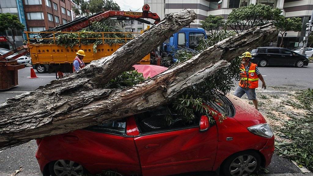 Nach dem Taifun «Nesat» wütet in Taiwan bereits der Taifun «Haitang». Dazwischen blieben den Rettungskräften kaum Zeit, um die Schäden zu beseitigen.