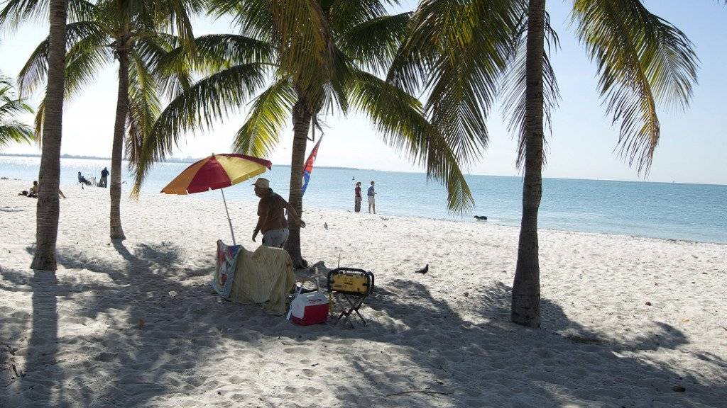 Kleinkredite für Ferien am Palmenstrand dürfen ab nächstem Jahr nicht mehr beworben werden. (Archivbild)