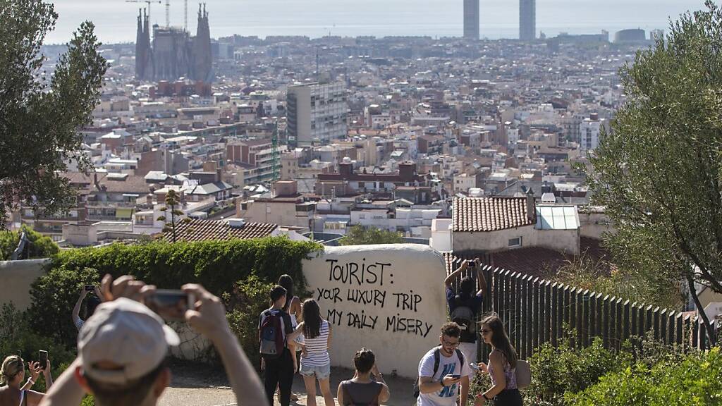 Aussicht auf Barcelona: Im Kampf gegen den Übertourismus will die Stadt bis Ende 2028 die Vermietung von Ferienwohnungen abschaffen. (Archivbild)