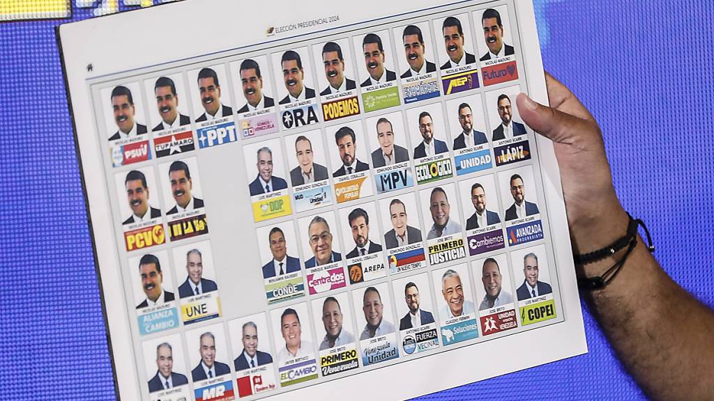 ARCHIV - Jorge Rodriguez, Vorsitzender der Nationalen Versammlung in Venezuela und Wahlkampfchef von Präsident Maduro, zeigt einen Wahlzettel, auf dem der aktuelle venezolanische Staatschef Maduro dreizehnmal abgebildet ist. Foto: Pedro Rances Mattey/dpa