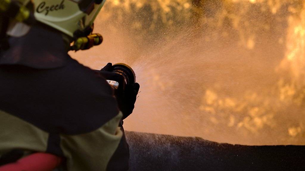 Die Feuerwehr kämpfte mit mehr als hundert Leuten gegen die Flammen im 22-stöckigen Hotel. (Symbolbild)