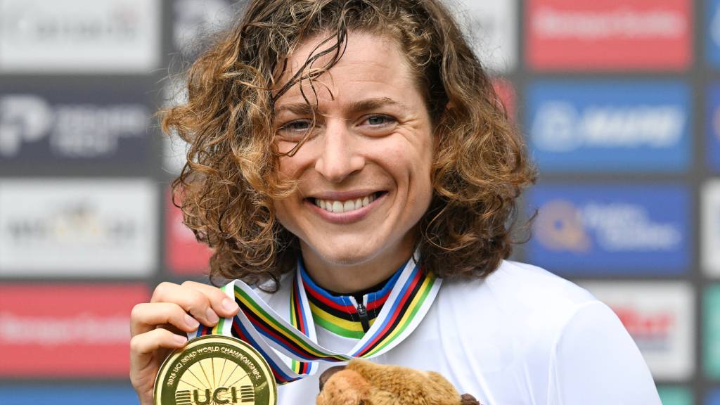 Marlen Reusser strahlt mit ihrer zweiten im Einzelzeitfahren errungenen WM-Goldmedaille um die Wette