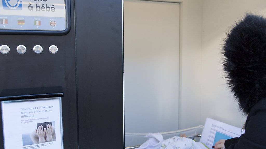 Das erste Babyfenster der Westschweiz wurde am Montag in der Walliser Kantonshauptstadt Sitten eröffnet. Im Bild legt eine Frau eine Babypuppe in die dafür vorgesehene Wiege.
