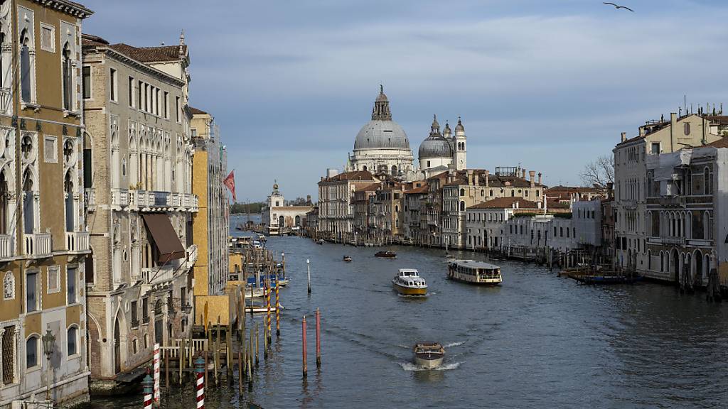 Blick auf den Canale Grande: Die Insolvenz der Signa Holding von René Benko gefährdet das Hotel Bauer in Venedig. (Archivbild)
