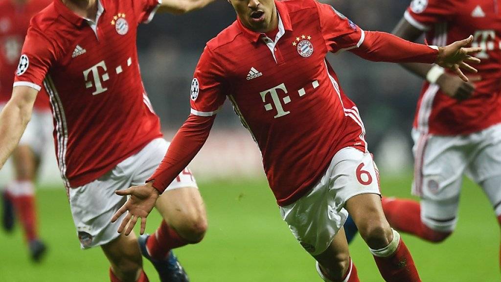 Der FC Bayern München im Höhenflug: Thiago Alcantara (vorne) traf gegen Arsenal gleich doppelt