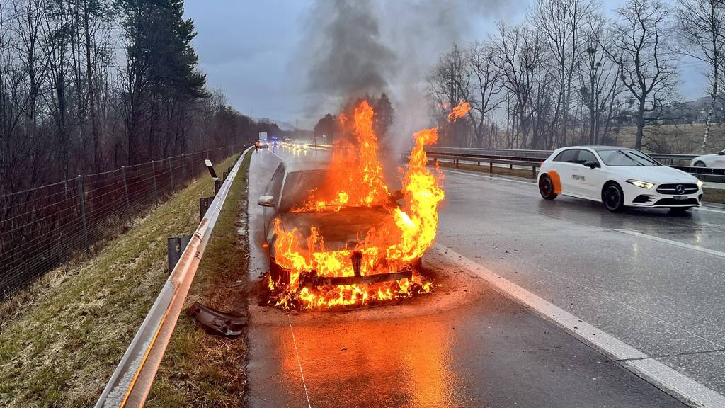 Brennendes Auto auf Pannenstreifen – Ausfahrt Haag wieder frei