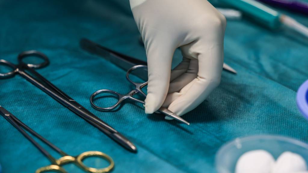 Die Kantone St. Gallen, Thurgau und die beiden Appenzell wollen das Kostenwachstum bremsen - unter anderem im Bereich der Chirurgie. (Symbolbild)